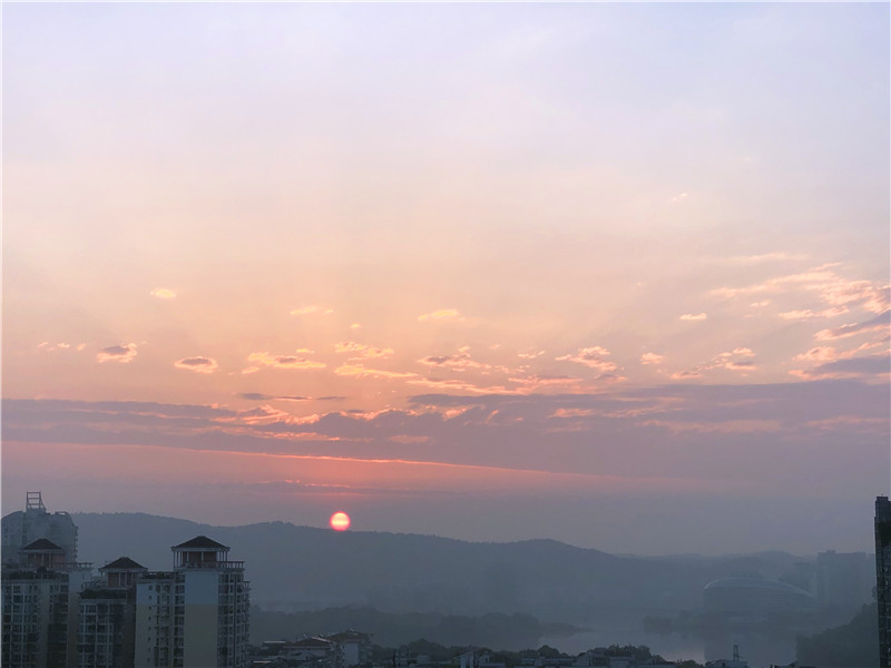 朝陽、晨曦、剪影與風(fēng)卷云舒(圖1)